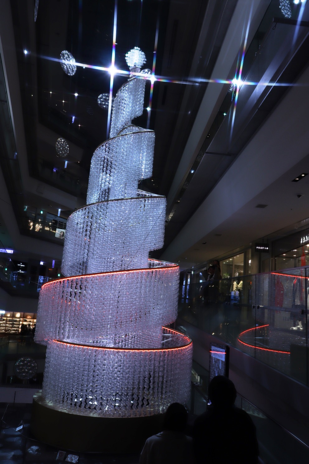 表参道ヒルズ 本館 吹抜け大階段 光のクリスマスツリー