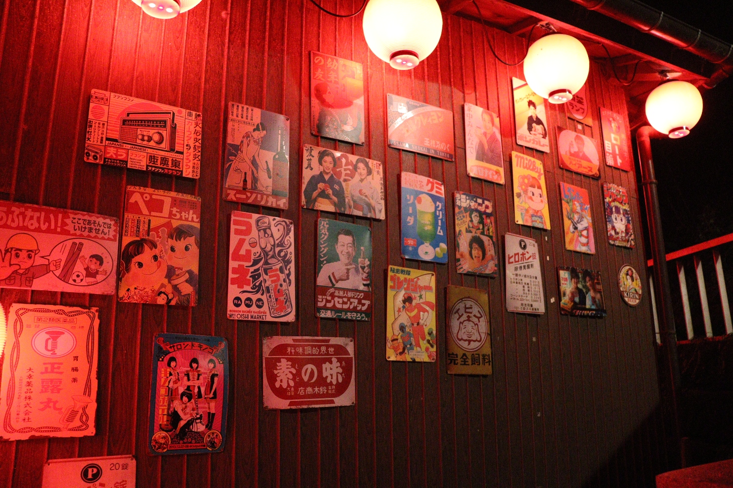 江の島 駄菓子屋のレトロ看板 江の島灯篭2025